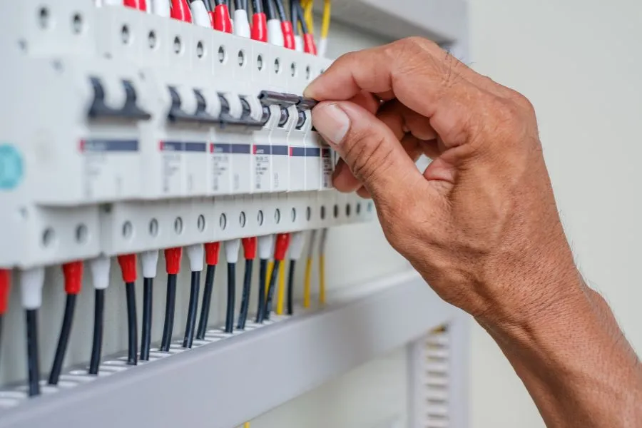 Aptomat là gì? Cấu tạo, nguyên lý hoạt động và cách chọn Aptomat cho nhà ở gia đình 2 Aptomat là gì