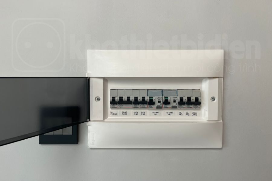 Tủ điện Legrand Practibox S lắp đặt kèm aptomat Legrand